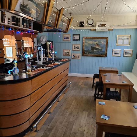 Hôtel The Hope And Anchor à Goodwick Extérieur photo