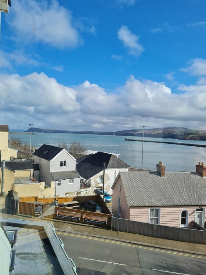 Hôtel The Hope And Anchor à Goodwick Extérieur photo